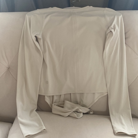 Like new Lululemon top - Picture 3 of 4